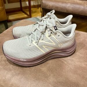 New Balance Fuel Cell Propel V4 Size 9